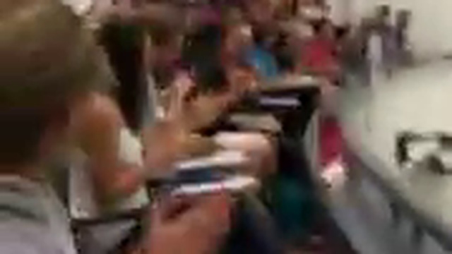 Студент на спор закинул бумажный шар в ведро смотреть онлайн