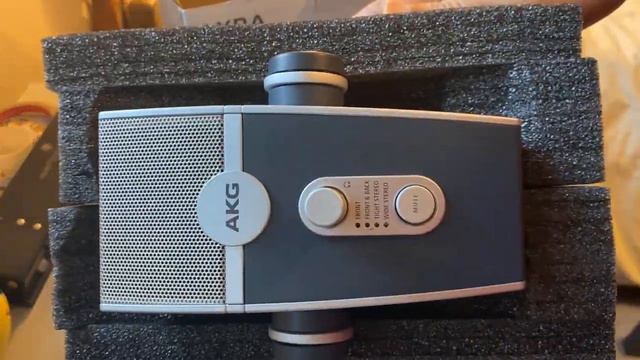 AKG Lyra USB Microphone Unboxing смотреть онлайн