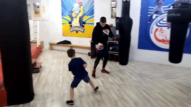 "Little Puncher" Подготовка на лапах смотреть онлайн