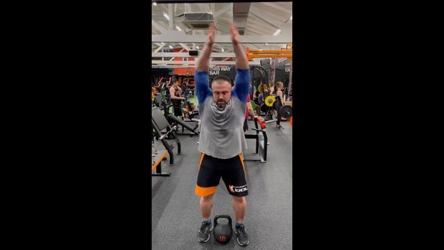 Легкая тренировка на плечи с гирей . IDOL GYM / PS. Гореть будет сильно ) смотреть онлайн