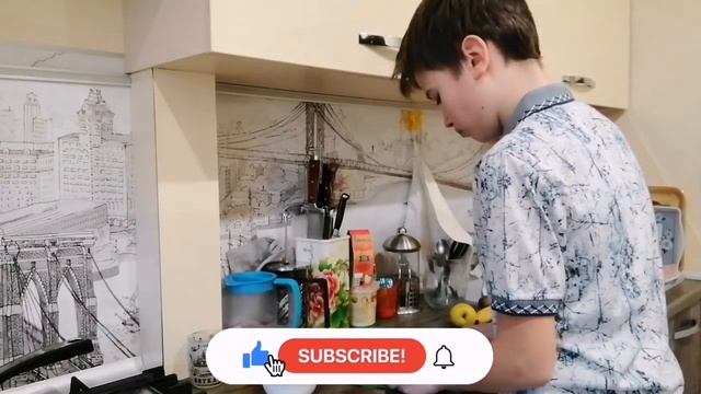 ПРИГОТОВИЛ ФРУКТОВЫЙ САЛАТ | ВКУСНАЯ КУХНЯ с Хабибуллиным Эмилем (2 выпуск) смотреть онлайн