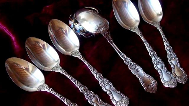 Старинные серебряные ложки вилки сервировка интерьер смотреть онлайн