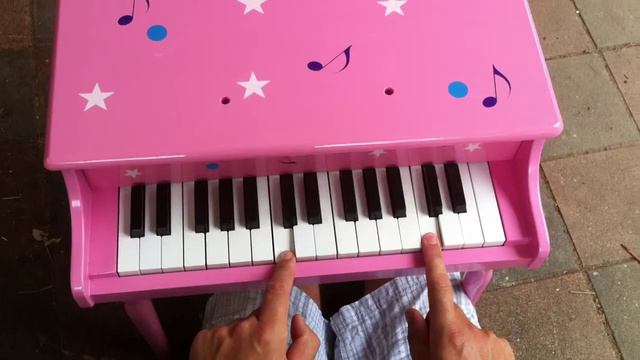 How to play Chop Sticks on piano смотреть онлайн