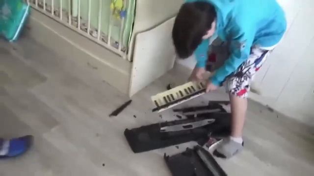 Лёха чинит пианино,которое сломал