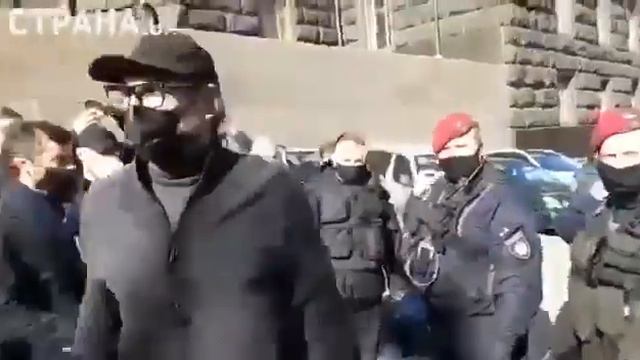 Бунт против карантина: в Киеве начались столкновения с полицией смотреть онлайн
