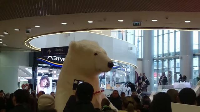 Медведь в торговом центре, танцует смотреть онлайн