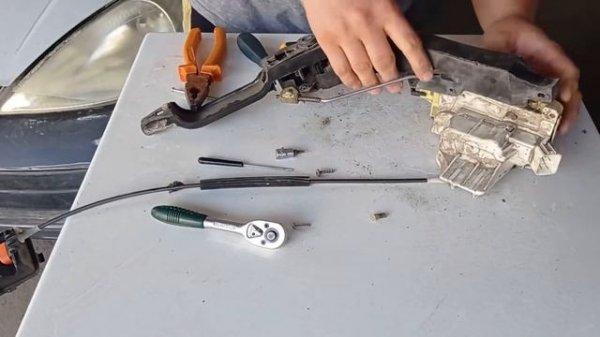 Как снять личинку замка водительской двери Ford Focus 1 короткое видео