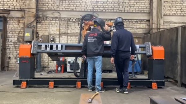 Сварка выносных опор автокрана (аутригера) с помощью сварочного робота GSK и позиционера Robaxis