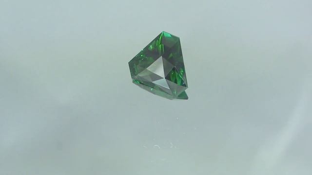 Зеленый турмалин триллион 2,7 карат 10х10х10 мм, цвет темно-зеленый смотреть онлайн