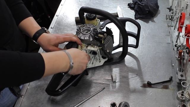 Как разобрать бензопилу. Разборка бензопилы STIHL MS 180 смотреть онлайн