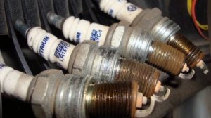 Когда менять свечи зажигания? Свечи зажигания менять по пробегу или производить замену свечей...