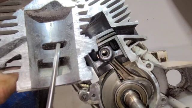 Chainsaw cutaway #1 how a 2 stroke works!! смотреть онлайн