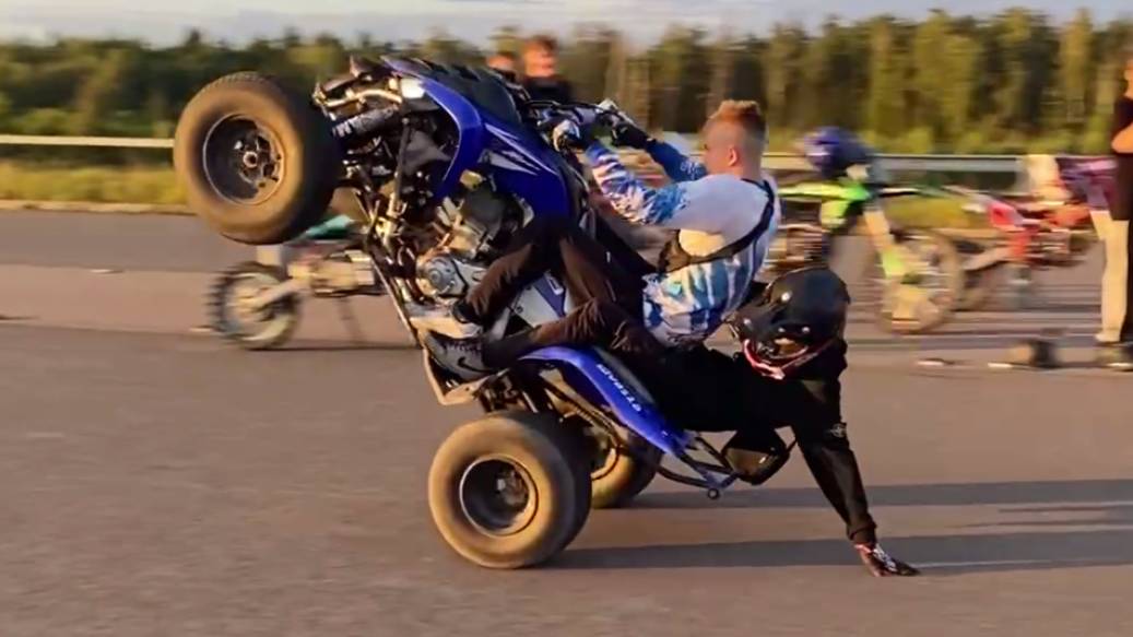 СТАНТ на квадроцикле YAMAHA RAPTOR 700R!!! шумиха по городу! стант сидя на квадроцикле! смотреть онлайн
