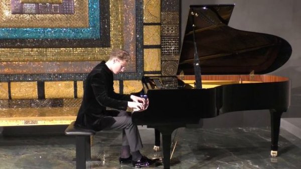 В. А. Моцарт Соната #8, 1 часть. Ф. Лист Этюд по Паганини Кампанелла.