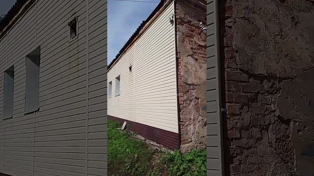 Фасад разрушен, плесень, трещины, штукатурка и кирпич падают. Ремонт фасада очень старого дома. смотреть онлайн