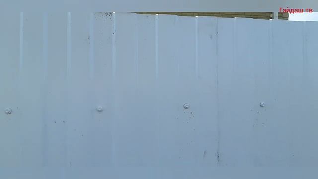 Как легко и быстро прикрутить профлист на забор своими руками. Дрель не понадобится. смотреть онлайн