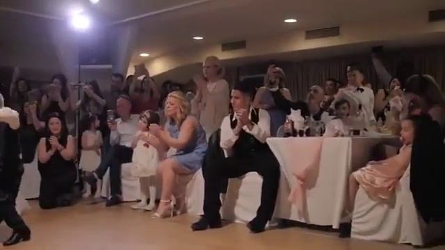 Маленький грек красиво танцует на свадьбе ? смотреть онлайн