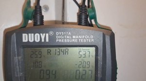 Заправка с помощью манометрического цифрового коллектора DY517A из Китая.