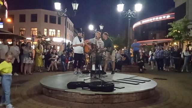 26.06.2021 Brest Belarus. Танцы и песни под гитару на Советской вечером. Прогулки с Викторией смотреть онлайн