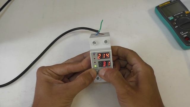 Как защитить дорогие приборы дома? Обзор и тестирование реле напряжения с Aliexpress! смотреть онлайн