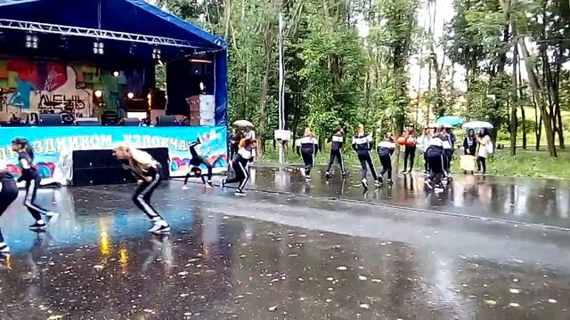 В парке машиностроителей г Узловая выступления посвящённые Дню молодёжи смотреть онлайн