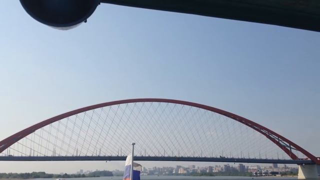 По Оби на теплоходе проходим под Бугринским мостом. Новосибирск. смотреть онлайн