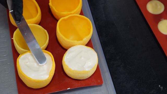 Корпусное пирожное лимон. Кокосовый мусс. Лимонный курд. Lemon Shaped Dessert. смотреть онлайн