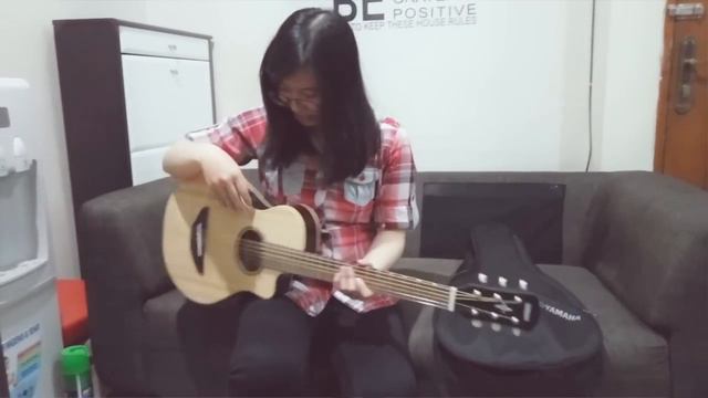 Unboxing Yamaha APXT2 Mini Travel Guitar смотреть онлайн