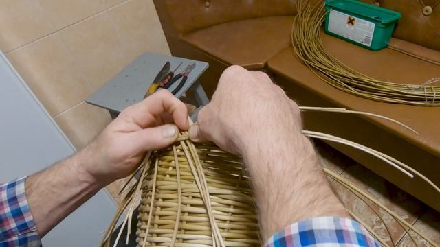 Красивое завершение корзины. ТЕХНИКА ПЛЕТЕНИЯ КОСИЧКИ #лозоплетение смотреть онлайн