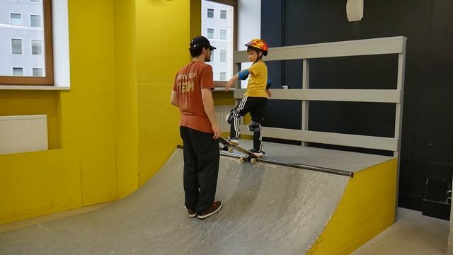 ?Обучение на скейте. Тренировка начального уровня в скейт парке BunnyHop в ЦДМ. #крытыйскейтпарк смотреть онлайн