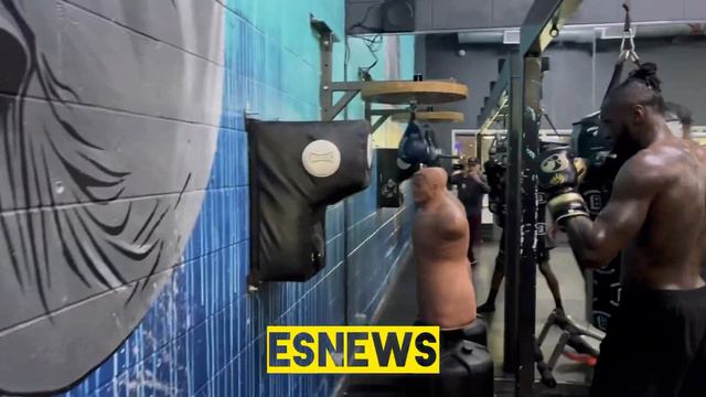 DEONTAY WILDER WORKING ON HIS MONSTER KO PUNCHES WITH MALIK SCOTT смотреть онлайн