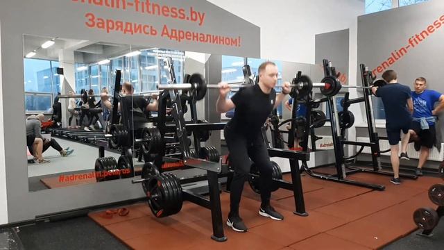 Приседания со штангой на плечах // Как правильно приседать со штангой техника смотреть онлайн