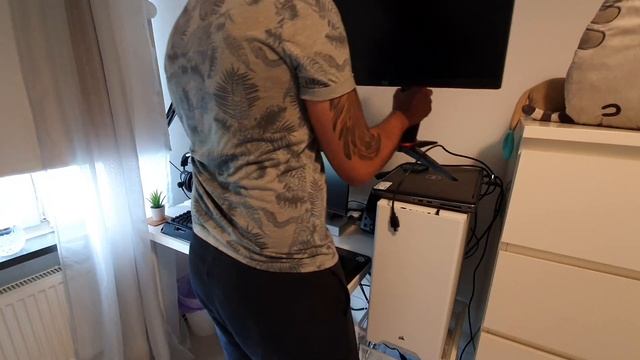 AOC 24G2U Unboxing and Setup - 24" 144hz 1ms 1080p Gaming Monitor + 4-Monitor Stand and AOC C32G1 смотреть онлайн