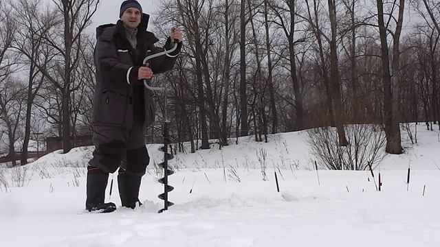 Как ледобур Торнадо 130 бурит толстый мокрый лёд. смотреть онлайн