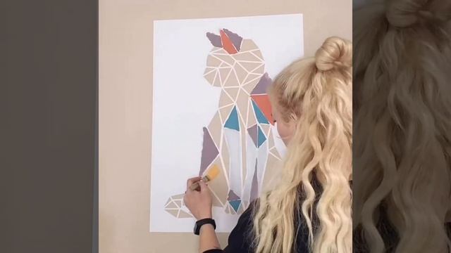Цветной полигональный кот с помощью одноразового трафарета. смотреть онлайн