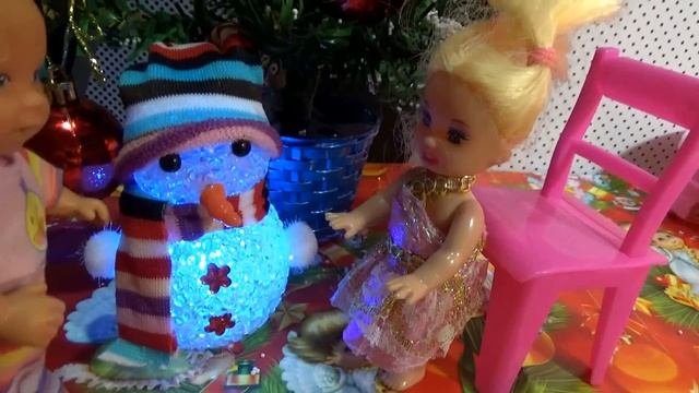 Мультик про кукол. Катя и Макс открывают сюрпризы. Наряжают елочку. смотреть онлайн