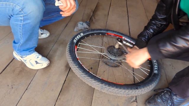 Как снять и одеть кассету задней втулки велосипеда?! смотреть онлайн