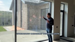 Панорамные окна в пол в гостиной. Алюминиевое остекление Alutech