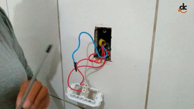 COMO MUDAR UMA TOMADA DE 220 PRA 110V DE FORMA SIMPLES E RÁPIDA | DEIXA Q'EU ME VIRO! смотреть онлайн