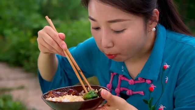 小雨買個大肘子補身體，先炸再鹵燉得又耙又糯，一口下去滿滿的膠原蛋白！ 【市民朱小雨】 смотреть онлайн