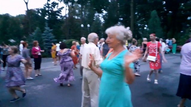 У РЕЧНОГО КАМУШКА ЖДЁТ МЕНЯ ЗАБАВУШКА! ТАНЦЫ В ПАРКЕ ГОРЬКОГО ХАРЬКОВ 2021 смотреть онлайн