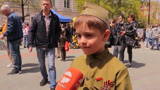 Творческие номера стали частью праздничной программы. День Победы отметили в Старом центре смотреть онлайн