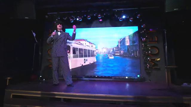 Dancing to Serenata Toto Cutugno song. Friendly costumed performing on the stage. смотреть онлайн