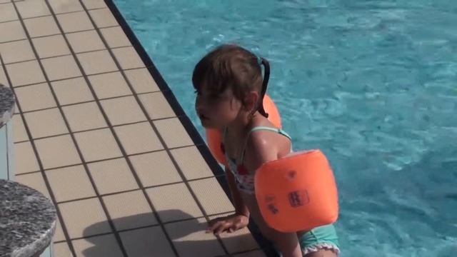 Море веселья! Бассейн под открытым небом на берегу Майна. Бассейный комплекс. Freibad. Германия. смотреть онлайн