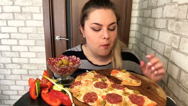 Мукбанг! ПИЦЦА ? Пицца пепперони, овощи. смотреть онлайн