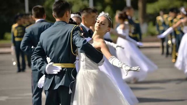 Светлана Короткова - Курсантский вальс (авторская песня) смотреть онлайн