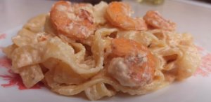 Паста с креветками с сливочном соусе.