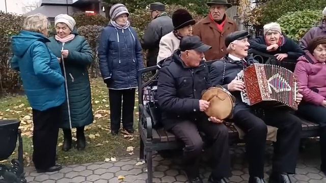 Душевные песни в парке Гомеля смотреть онлайн