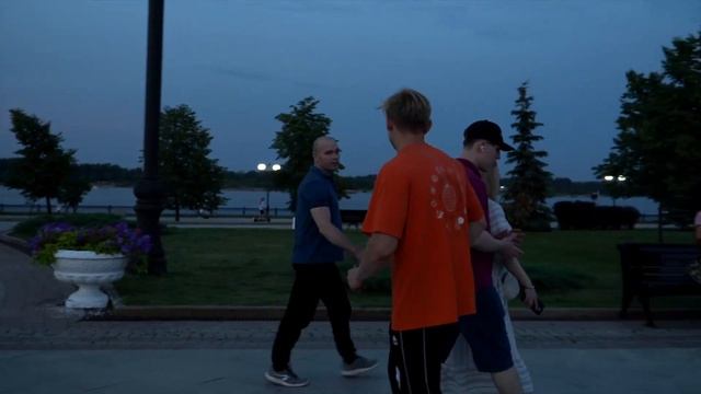 ПРОХОЖИЕ ПРОБУЮТ ВЫХОД СИЛОЙ ЧТОБЫ ПОЛУЧИТЬ 500Р. СМОГ БЫ? смотреть онлайн