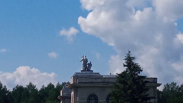 На канале им. Москвы, статуя на шлюзе в пос. Темпы под Дубной смотреть онлайн